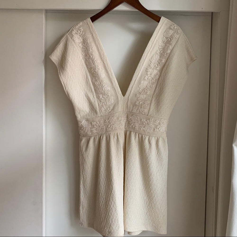 Short  jumper with lace details